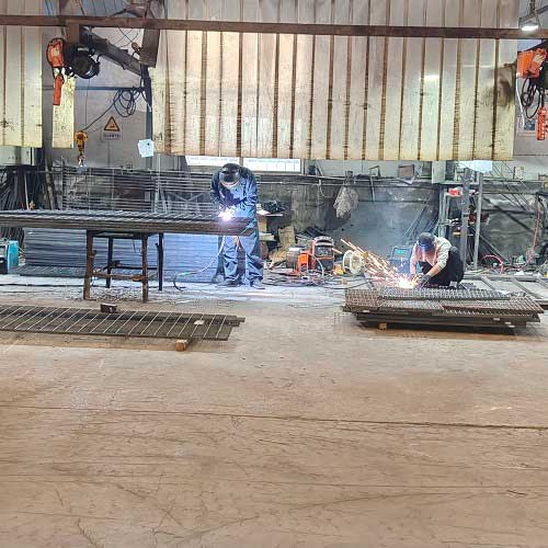 精準(zhǔn)選型指南:選擇不同規(guī)格的平臺(tái)鋼格柵板