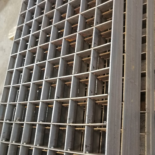 插接鋼格板、互插鋼格柵板：綠色環(huán)?？苫厥? /> 
</p>
（一）節(jié)能生產(chǎn)工藝<br />
先進的加工設備<br />
在<strong><a href=