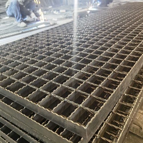 提升工業(yè)平臺安全性:防滑承重強齒型鋼格柵鋼格板