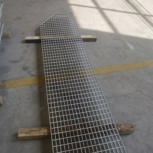 地鐵站臺鋼格板防滑處理：避免雨天事故！