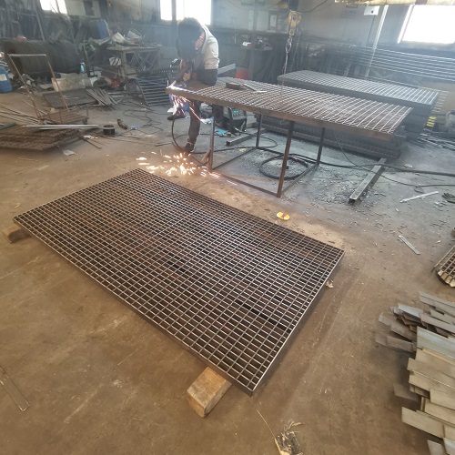 地鐵站臺鋼格板防滑處理：避免雨天事故！