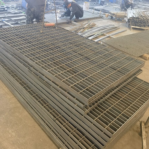 高空作業(yè)平臺專用鋼格板：安全承重設(shè)計全解析！