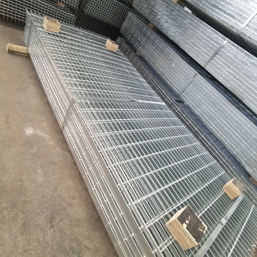 鋼格柵材質(zhì)怎么挑？一文讀懂碳鋼、不銹鋼的優(yōu)劣勢(shì)