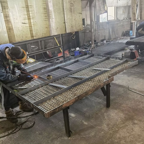 鋼格柵尺寸測量的隱形陷阱:90%的人栽在這些細節(jié)上