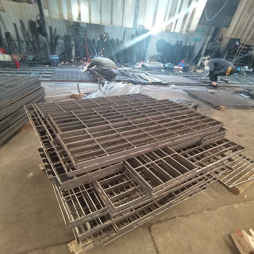 化工廠鋼格柵系統(tǒng):腐蝕防護的終極解決方案