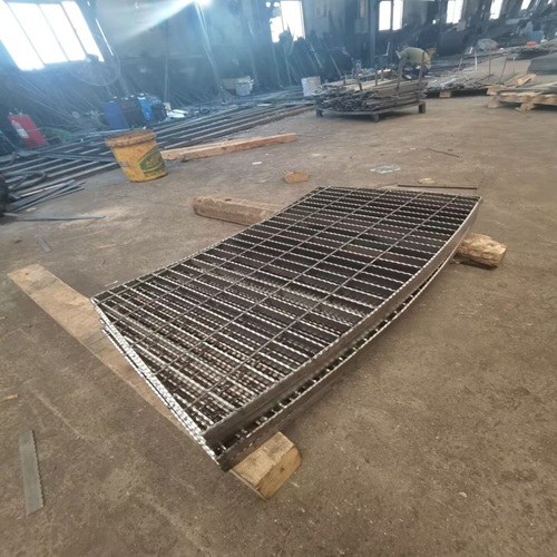 養(yǎng)殖場鋼格柵系統(tǒng):抵御腐蝕與堵塞的雙重防護(hù)