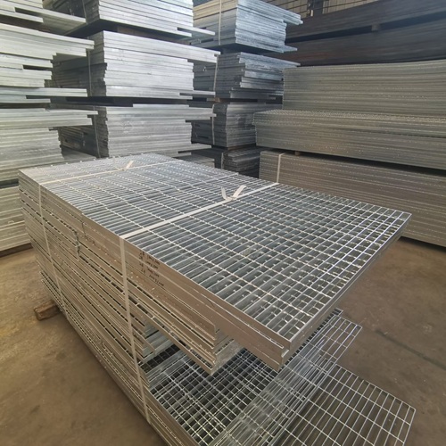 加油站鋼格柵系統(tǒng):安全防護(hù)的科技屏障