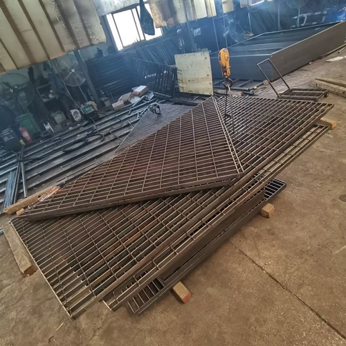 商業(yè)街區(qū)鋼格柵:美觀與安全兼顧的鋪裝方案